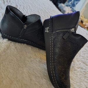 Alegria Womens Black Floral Pattern Boots, With Double Zipper